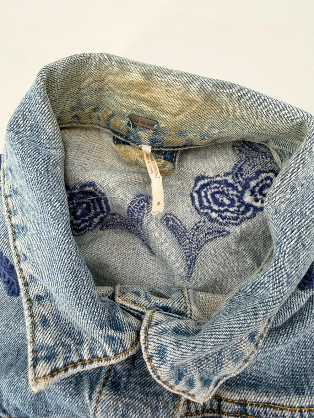 Free People Cinched Back Crop Denim Jean Jacket Embroidered Floral Small FLAW - Picture 6 of 8